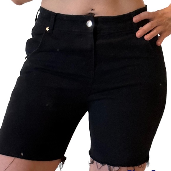 PrettyLittleThing black cut off raw hem bermuda style shorts - Picture 3 of 5